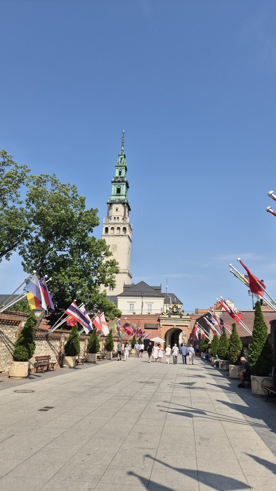 Aleja flag prowadząca do wieży Jasnej Góry
