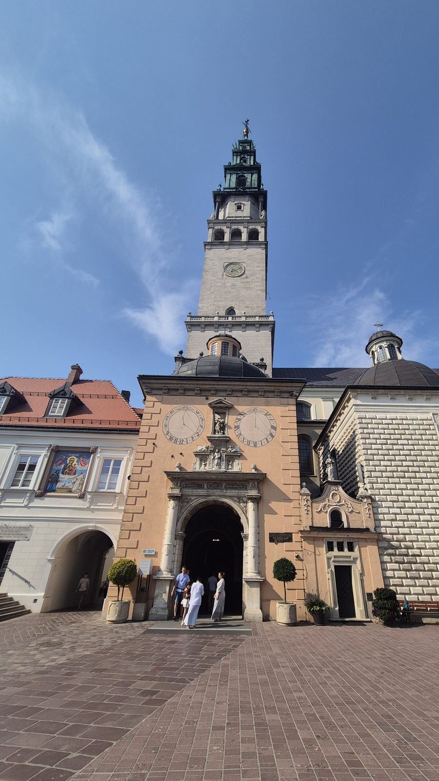 Brama wejściowa i wieża Jasnej Góry